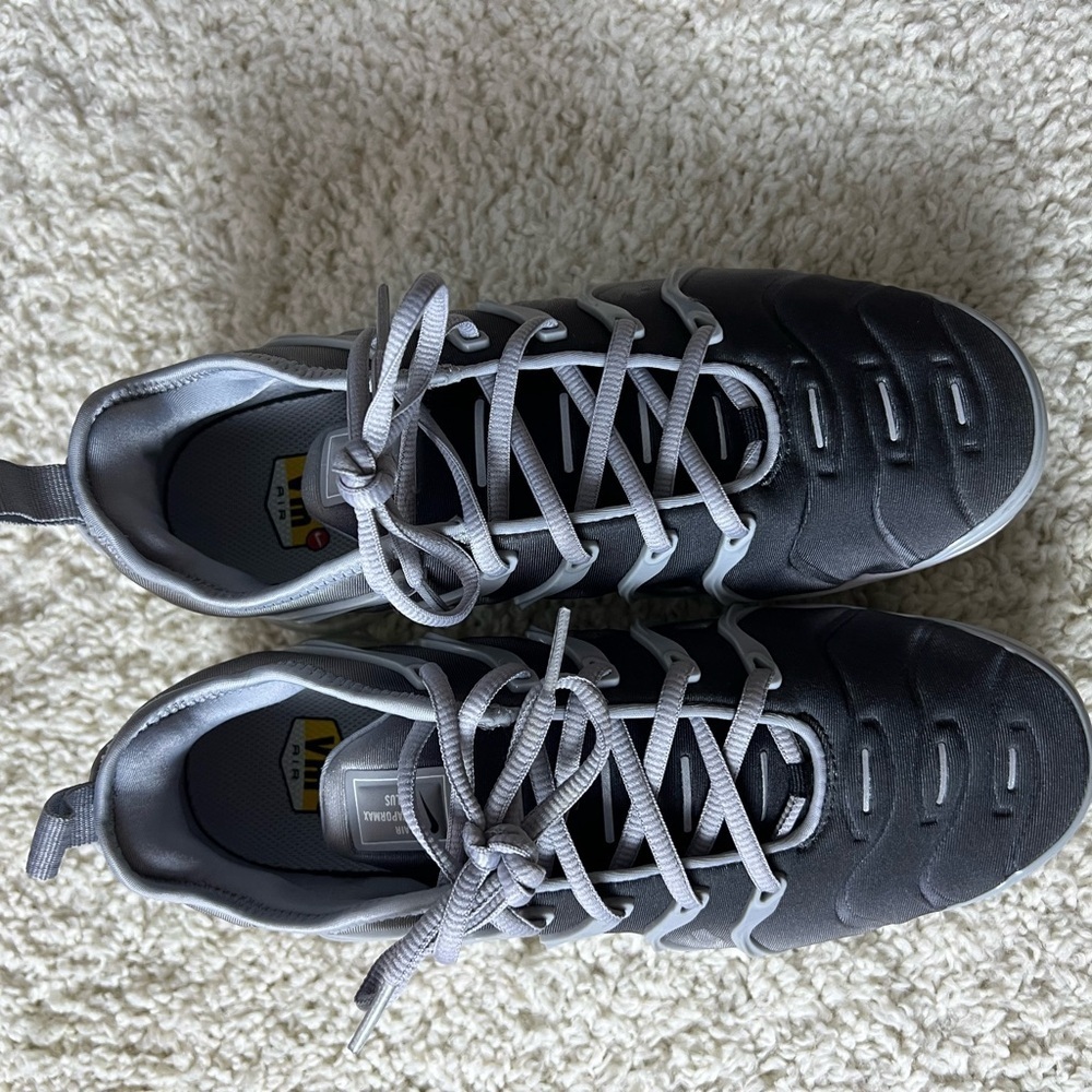 Men’s 7.5/ Women’s 9.5 Nike Air VaporMax Plus Sneakers - Picture 7 of 7